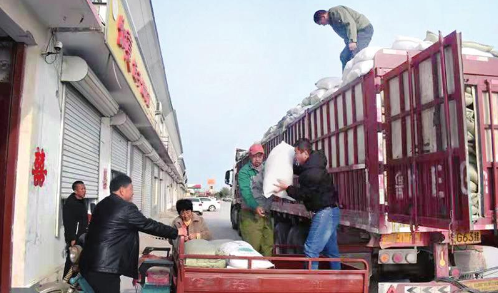 下河鄉工作人員正在為村民發放生物質燃料