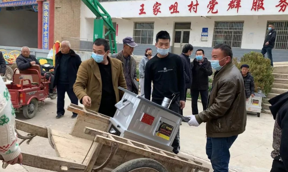 全村530戶群眾等著領取工作人員發放的生物質爐具