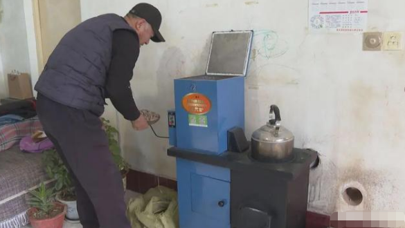 積極響應生物質清潔取暖改造，今年用上了生物質顆粒烤火爐