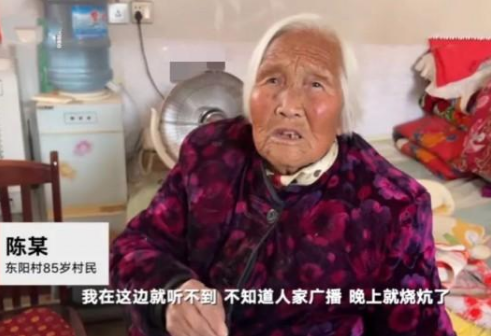 吊炕被封之后,老人只能穿著厚衣服睡覺。