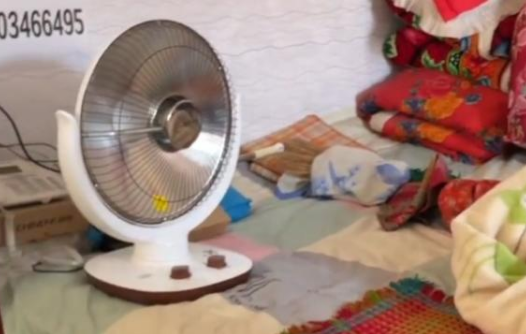村干部送來的電暖器直接放在被褥上,存在火災(zāi)隱患