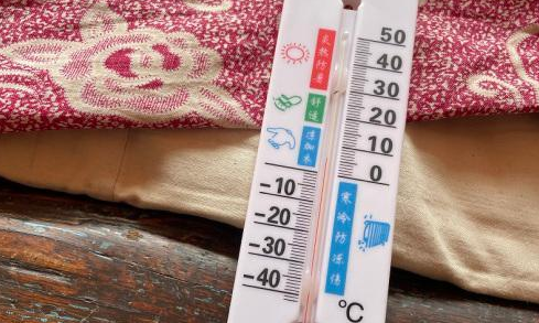 清潔取暖,12月17日中午12點(diǎn),古城內(nèi)一戶人家的室內(nèi)溫度不到7度