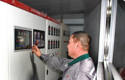 盯著電腦正在控制為全街主鎮區近400戶供暖的生物質鍋爐