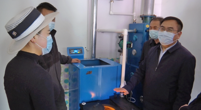 銅峽市委書記文學(xué)智在同興村老萬集團(tuán)生物質(zhì)爐具用戶家中