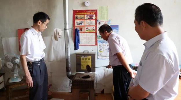 就生物質爐具的使用、生物質顆粒燃料生產等問題同相關負責人進行了深入交流