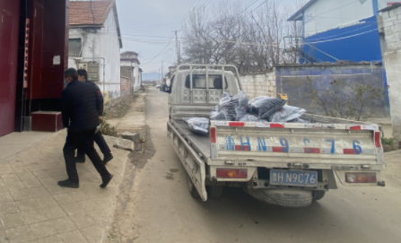 正忙著給訂購清潔煤的村民進行配送