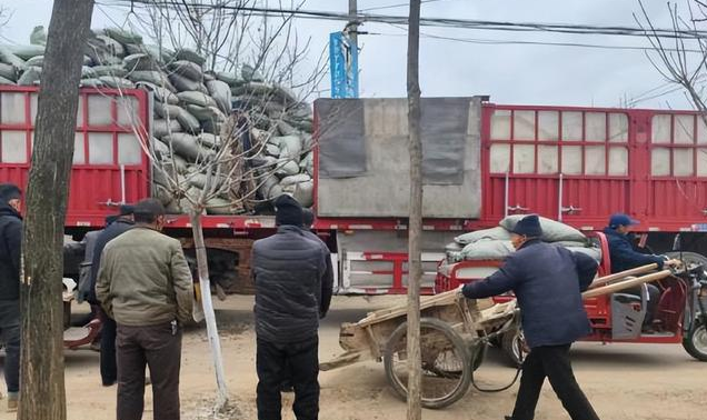 陜西省咸陽市彬州市北極鎮免費為932戶困難群眾發放價值46.6萬元的生物質顆粒燃料