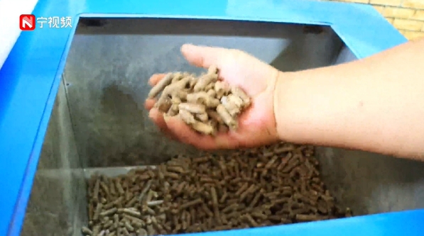 村民使用戶用生物質鍋爐+生物質燃料取暖