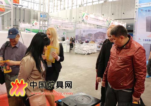 蒙古國貿易代表團爐博會上青睞中國爐具