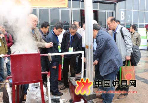 蒙古國貿易代表團爐博會上青睞中國爐具