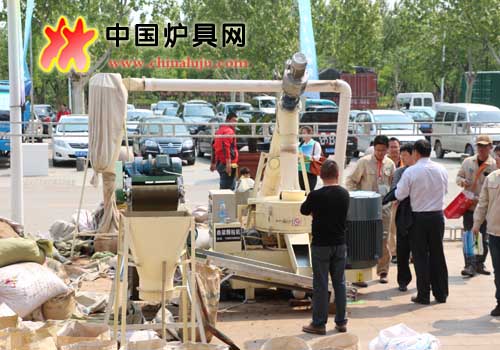 第八屆爐博會鼎梁成型機展示現場