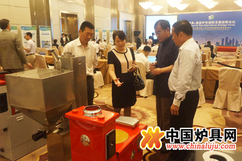 與會人員參觀“喜創”牌炊事采暖型清潔燃燒爐具