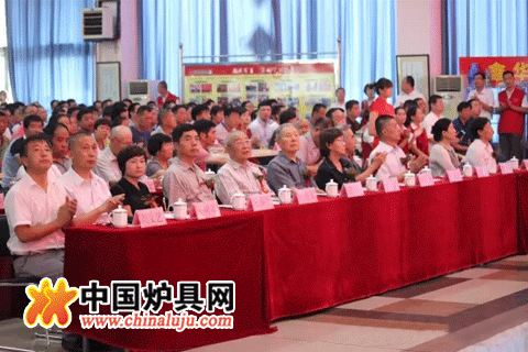 與會領導、嘉賓觀看鑫華新風貌片和走進崇高研究院形象片